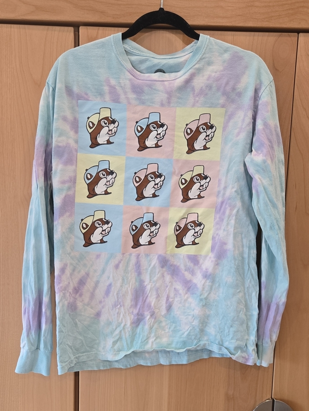 Buc-ees Tie-Dye Long Sleeve Tee with Cartoon Tile Graphic, M, GUC